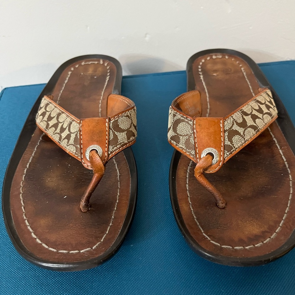 Coach vintage leather logo flip-flops size 7m. Meg p319